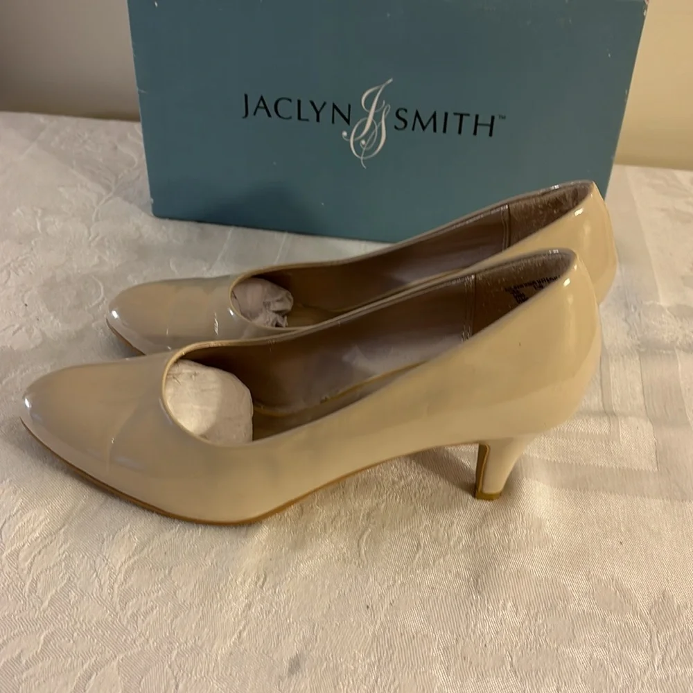 Jaclyn Smith Tabby Pumps Bone Patent Leather Sz 9.5